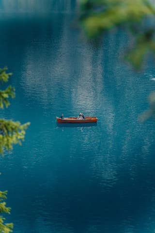 Drewniana łódź dryfująca po Lago di Braies