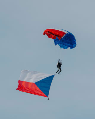 Spadochroniarz z flagą Czech