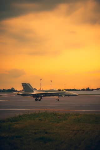 F18 i zachód Słońca