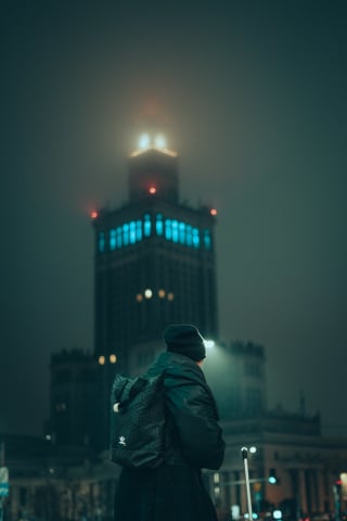 Kobieta na tle Pałacu Kultury i Nauki