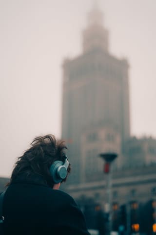Kobieta na tle Pałacu Kultury i Nauki