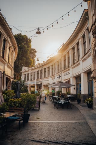 Zaułek Starego Tbilisi w złotym świetle