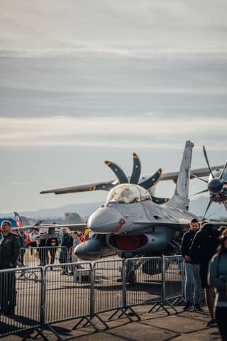 F16