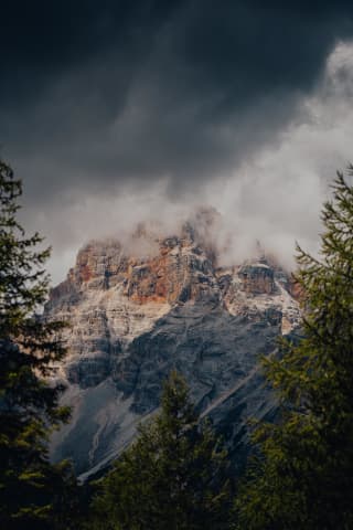 Burzowe chmury wieńczące Dolomity