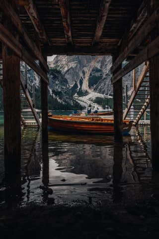 Pod przystanią na Lago di Braies