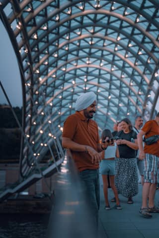 Wieczór na Moście Pokoju w Tbilisi