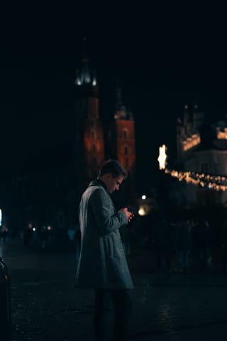 Mężczyzna na tle Bazyliki Mariackiej