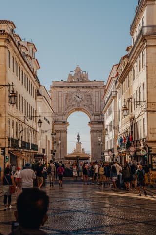 The Bustling Rua Augusta with a View of the Triumphal Arch