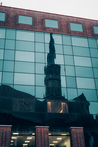 Odbicie kościoła w oknach
