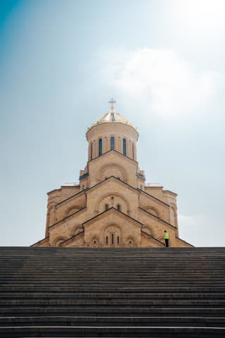Schody prowadzące do Soboru Trójcy Świętej (Cminda Sameba) w Tbilisi