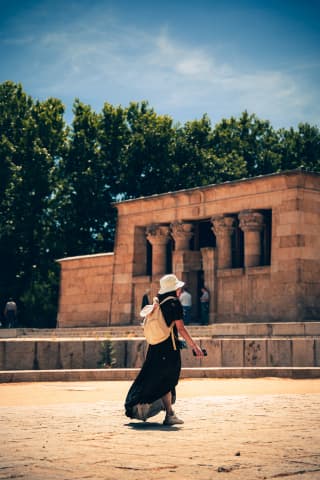 Kobieta przechodząca obok Świątyni Debod