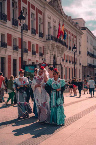 Kobiety ubrane w tradycyjne stroje podczas festiwalu San Isidro