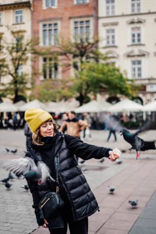 Kobieta z gołębiami
