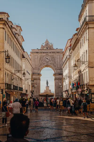 The Bustling Rua Augusta with a View of the Triumphal Arch