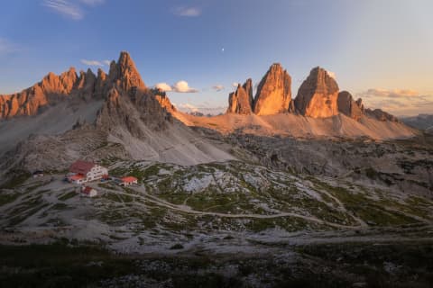 Wschód księżyca nad Tre Cime i Rifugio Locatelli