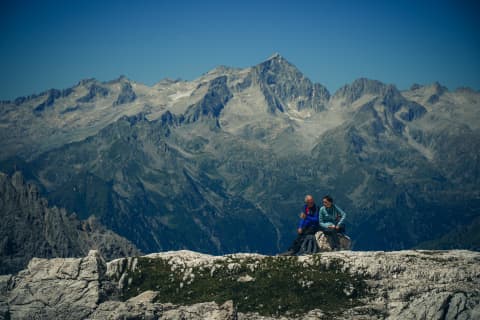 Wędrowcy odpoczywający nad graniami Dolomites