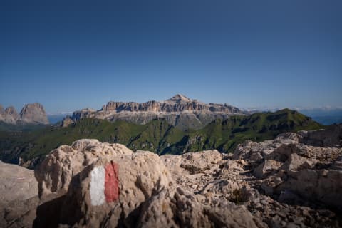 Znak szlaku ponad Sella i Piz Boè