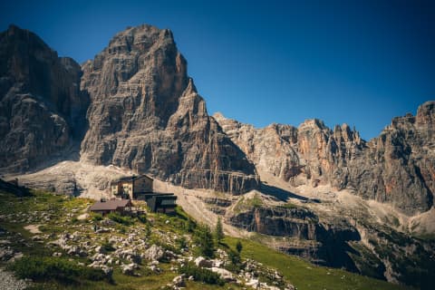 Górskie schronienie pod wapiennymi wieżami Dolomitów