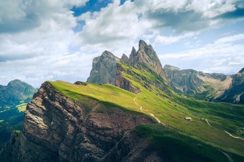Grzbiet Seceda pod płynącymi letnimi chmurami
