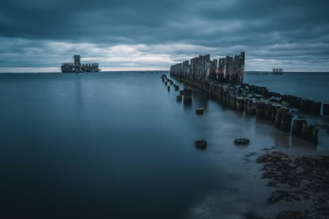 Błękitna godzina nad ruinami Torpedowni w Gdyni