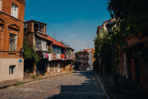 Urokliwa, brukowana uliczka Starego Tbilisi