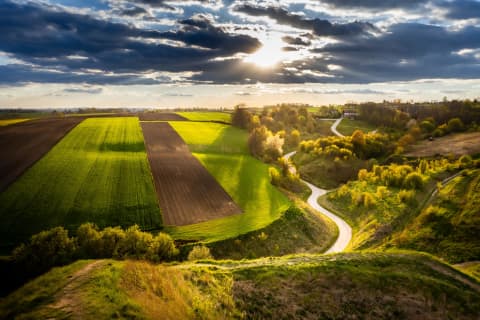 Zachód słońca nad krętą drogą przy Grodzisko Stradów