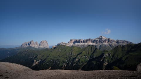 Sassolungo i Sella Group nad zielonymi grzbietami