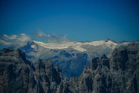 Poszarpane iglice Dolomites pod zaśnieżonymi graniami