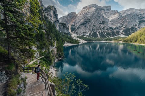 Wędrowiec przystaje nad Lago di Braies