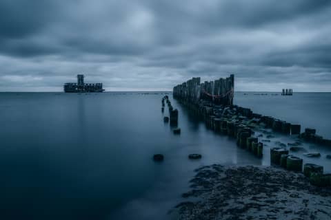 Melancholijny spokój: Torpedownia i falochron na długiej ekspozycji
