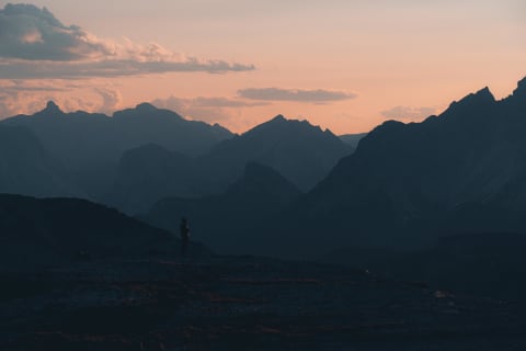 Samotny obserwator nad Dolomites o zachodzie Słońca