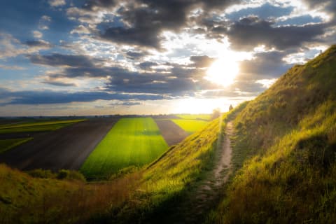 Zachód słońca na ścieżce wzdłuż wałów Grodzisko Stradów