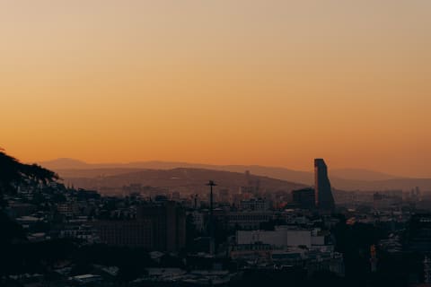 Panorama Tbilisi w ciepłym świetle zmierzchu