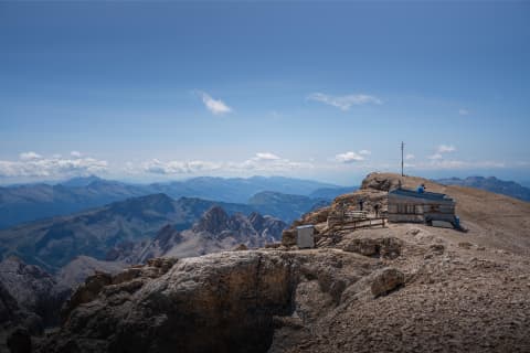 Schronisko na szczycie Punta Penia Marmolada