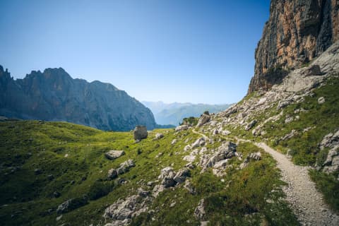 Nasłoneczniony szlak pod ścianami Dolomitów