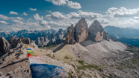 Flagi modlitewne nad Tre Cime di Lavaredo