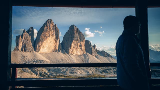 Spoglądając na Tre Cime di Lavaredo ze schronu