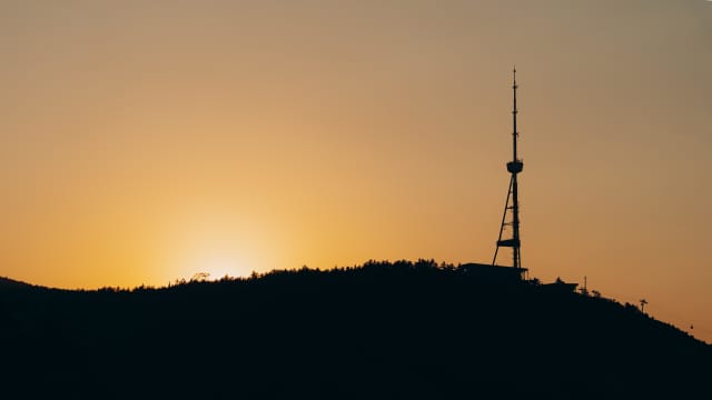 Sylwetka Wieży Telewizyjnej w Tbilisi o zachodzie słońca