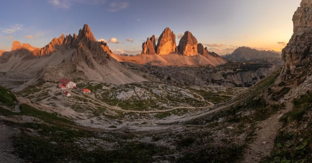 Ostatnie światło nad Tre Cime i Rifugio Locatelli