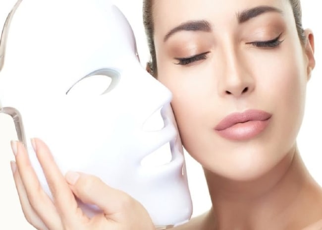 3 o 6 maschere viso LED con detersione e crema finale - 65%