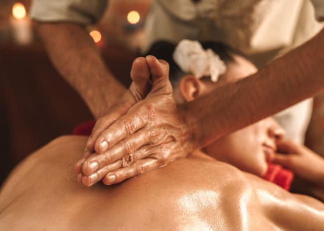 Rituale benessere olistico a Torino con visita e massaggi per 1 o 2 persone -72%