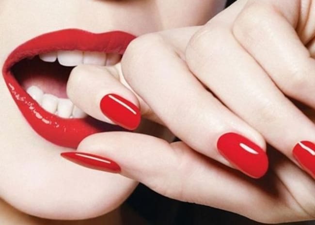1 manicure o 1 pedicure con applicazione di smalto semipermanente -46%