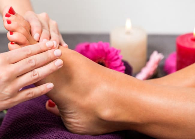 1 pedicure curativa con smalto classico e massaggio -57%