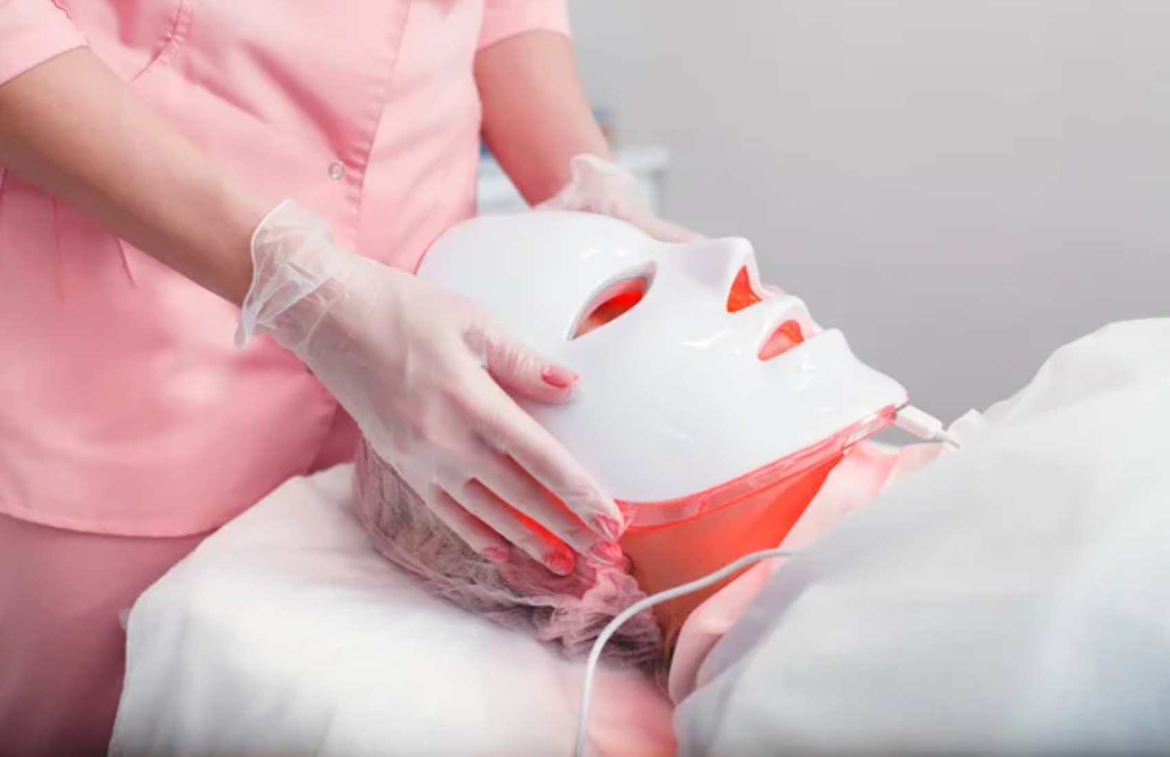 3 o 6 maschere viso LED con detersione e crema finale -65%