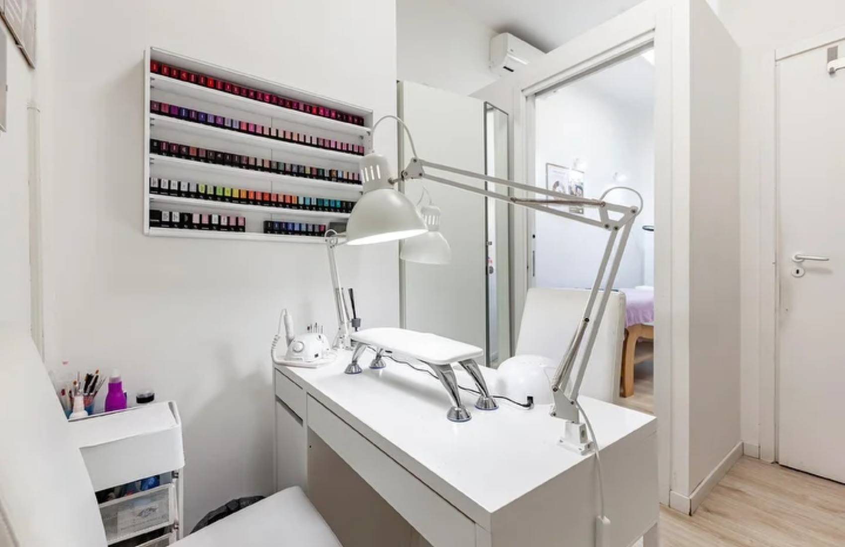 1 Manicure o 1 Manicure + Pedicure con applicazione di smalto semipermanente -44%