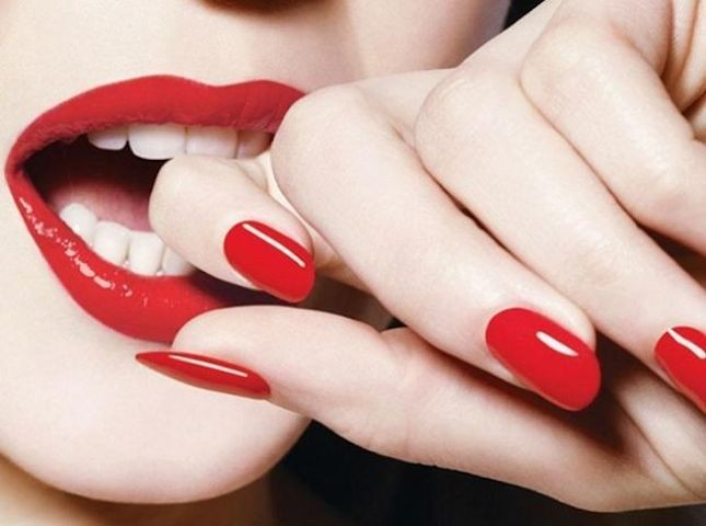 1 manicure o 1 pedicure con applicazione di smalto semipermanente-50%