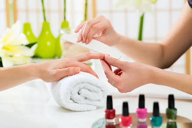 1 manicure o 1 pedicure con smalto semipermanente -46%