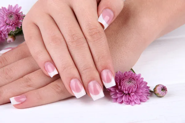 1 manicure con smalto semipermanente o 1 seduta di ricostruzione unghie in gel - 43%