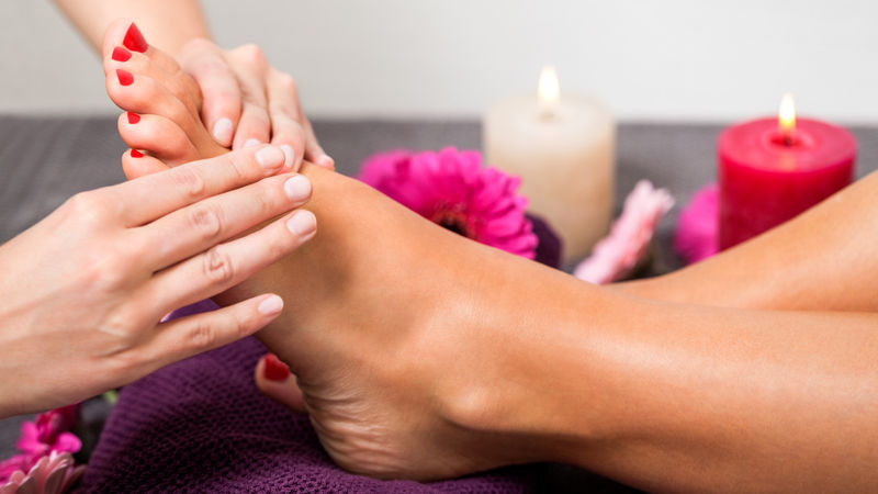 1 pedicure curativa con smalto classico e massaggio -57%