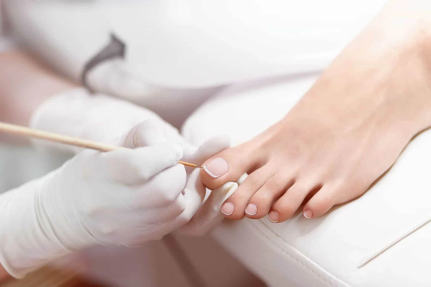 1 pedicure curativa con smalto classico e massaggio -57%